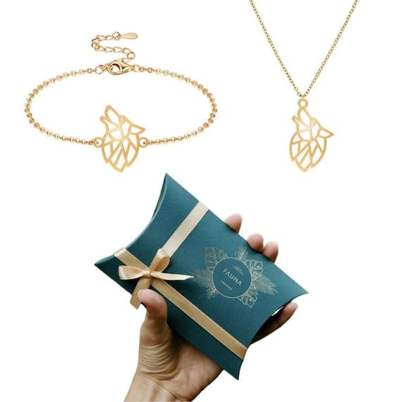 Wolf-themed hand chain gift set